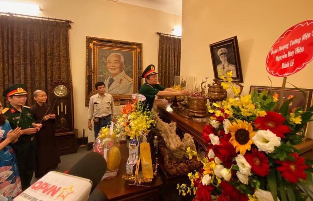 Thượng tướng Nguyễn Huy Hiệu dâng hương trong ngày giỗ Đại tướng Võ Nguyên Giáp năm 2019