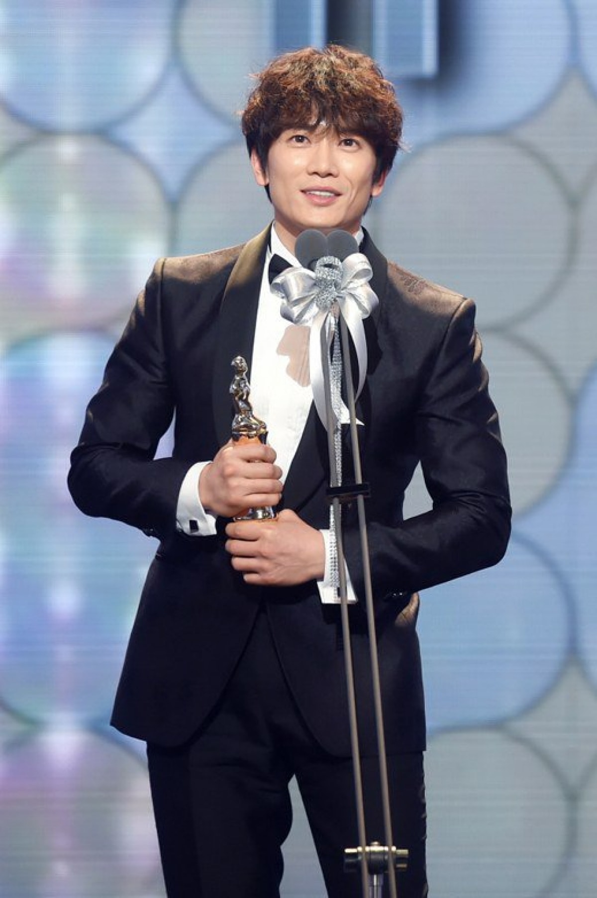 Ji Sung nhận giải thưởng lớn về diễn xuất sau thành công của bộ phim 