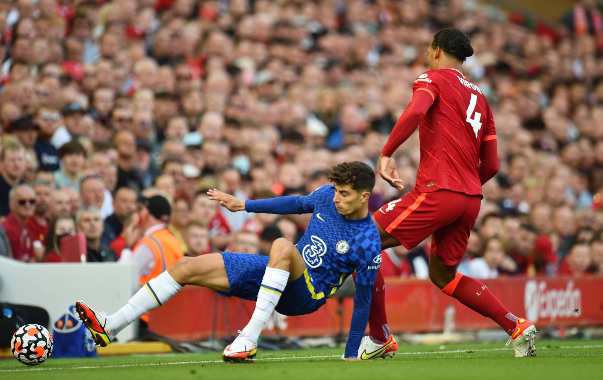 Màn đối đầu thượng đỉnh Liverpool - Chelsea diễn ra với thế đôi công ngay từ đầu. (Ảnh: Reuters).