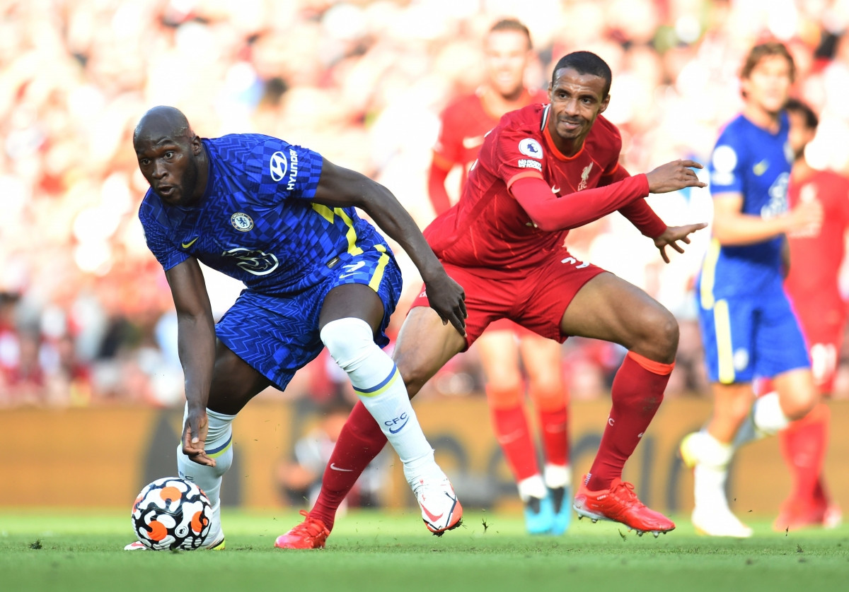 Lukaku luôn bị các trung vệ Liverpool theo sát. (Ảnh: Reuters).