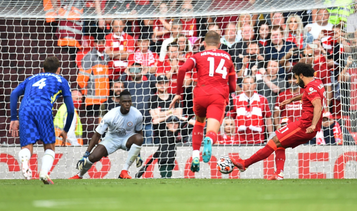 Salah quân bình tỷ số 1-1 cho Liverpool trên chấm phạt đền hai phút sau đó. (Ảnh: Reuters).