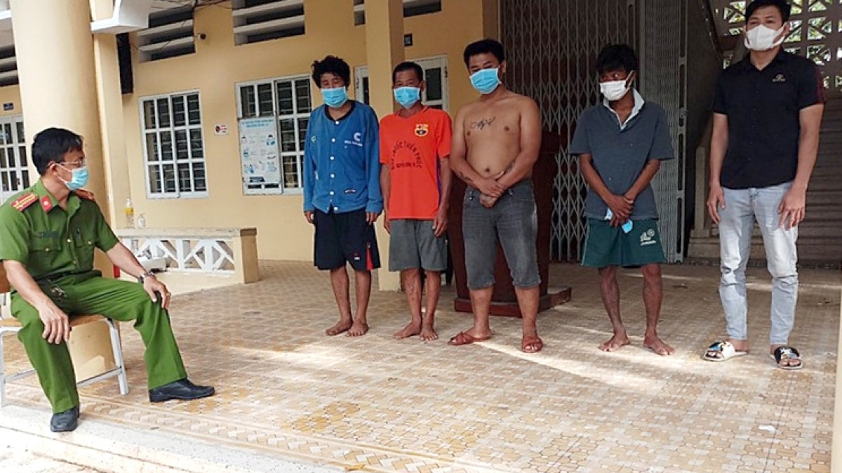 Các đối tượng nghiện gây rối ở khu cách ly tập trung số 2 tại phường Tân An, thị xã La Gi. Ảnh: Công an cung cấp.