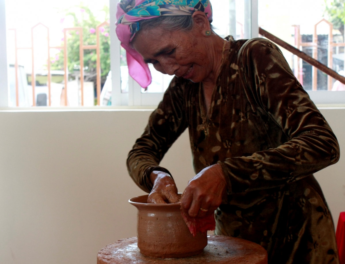 Phần lớn công đoạn làm gốm Bình Đức do phụ nữ Chăm đảm trách. Ảnh: Nguyên Vũ