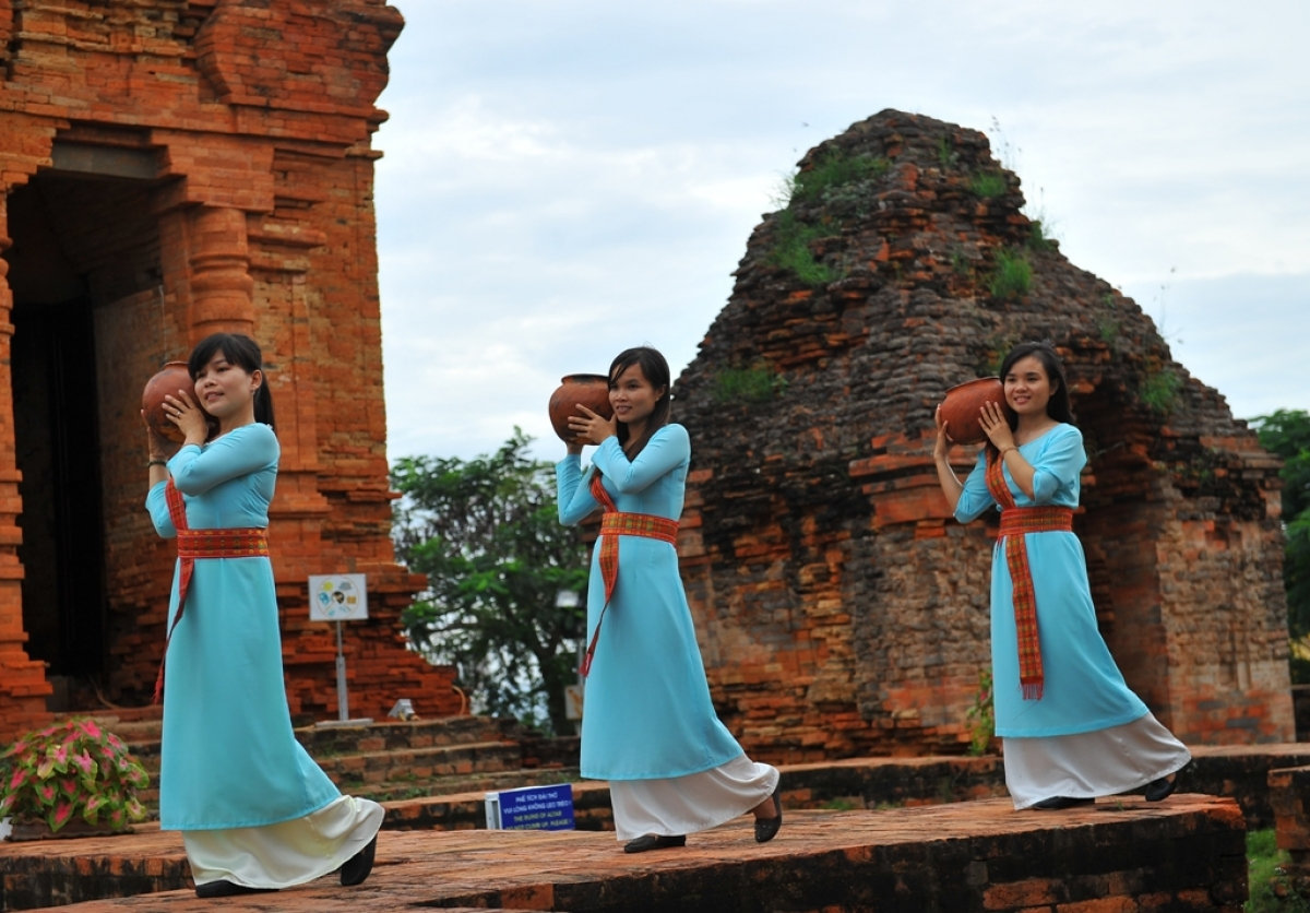 Nghề gốm truyền thống của người Chăm là tài nguyên hết sức độc đáo để địa phương phát triển du lịch. Ảnh: Nguyên Vũ