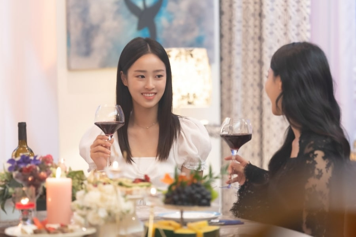 Ha Eun Byul bỏ thuốc xoá trí nhớ vào ly rượu của mẹ mình.