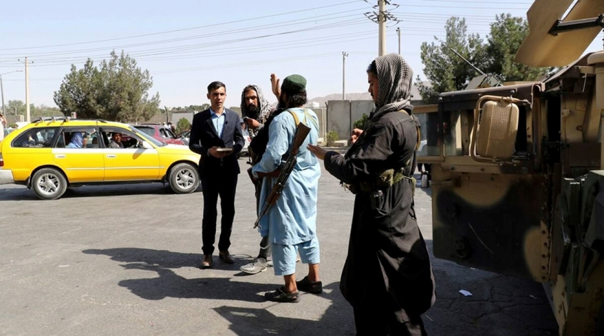 Lực lượng Taliban đứng gác bên ngoài sân bay Hamid Karzai ngày 27/8. Ảnh: Indian Express