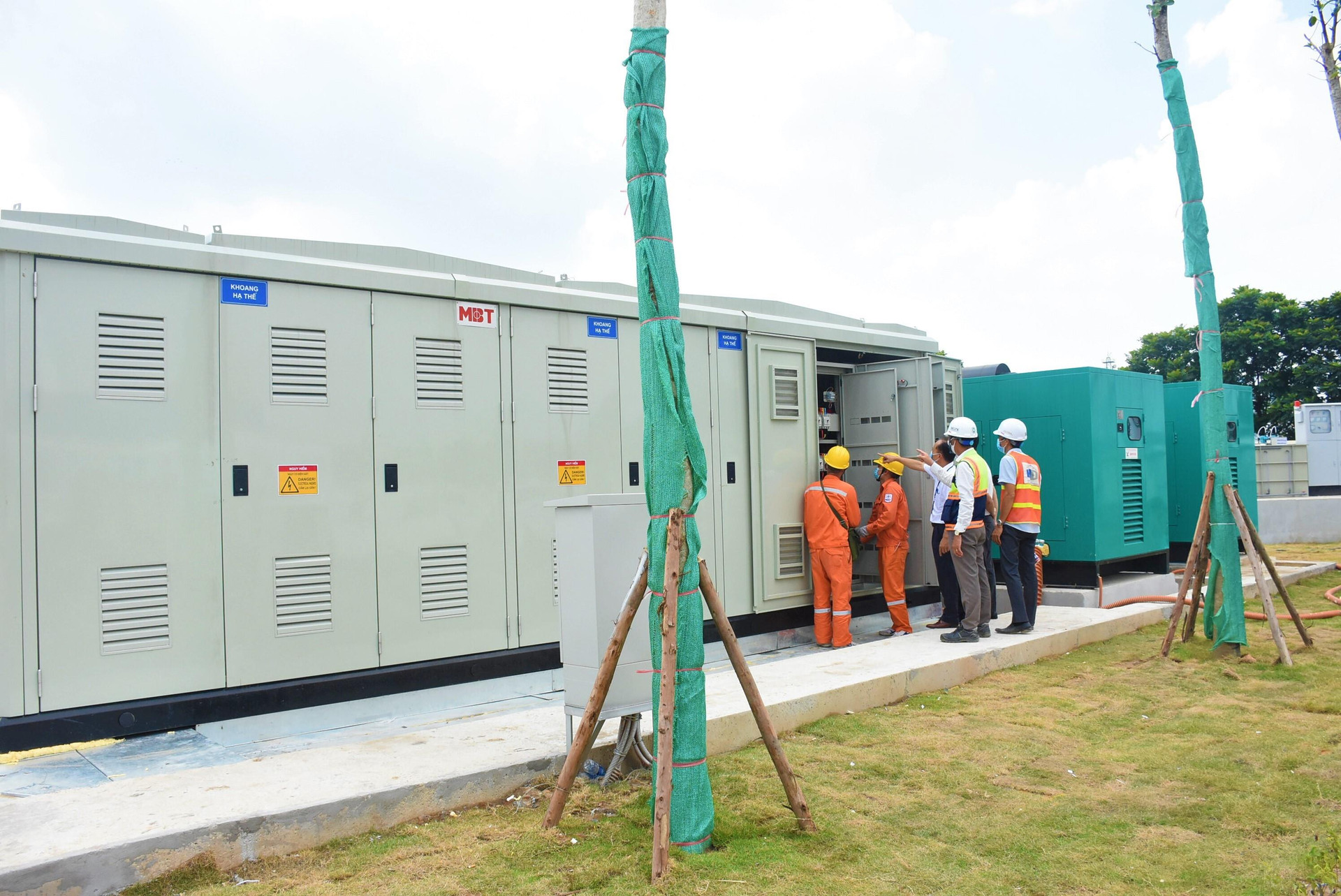 EVNHANOI đảm bảo cung ứng điện phục vụ xây dựng bệnh viện dã chiến - 1