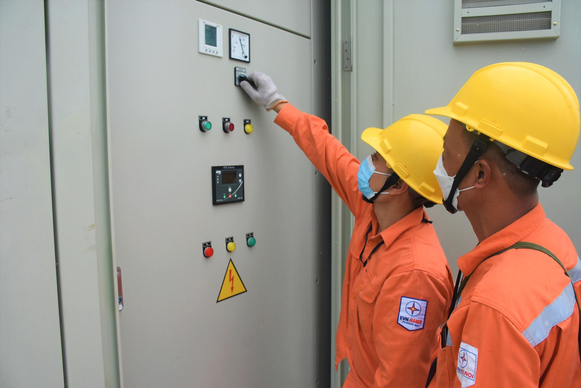 EVNHANOI đảm bảo cung ứng điện phục vụ xây dựng bệnh viện dã chiến - 2