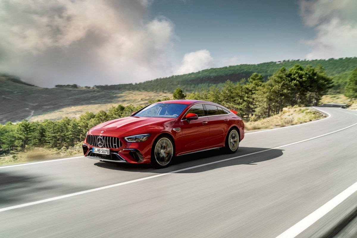 Ở phiên bản này, chiếc AMG GT bốn cửa vẫn được trang bị động cơ V8 tăng áp kép, dung tích 4.0 lít nhưng được bổ sung sức mạnh với động cơ điện đặt tại trục bánh sau.