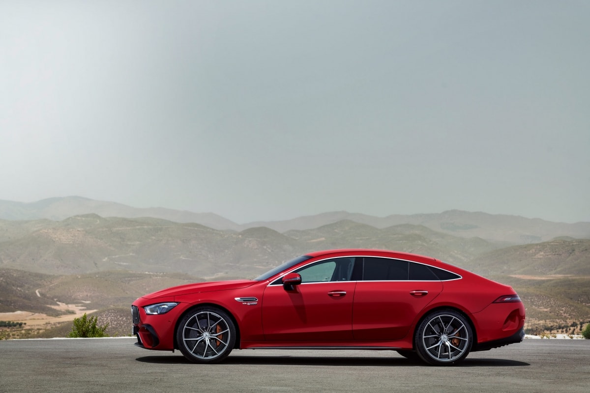 Xe cũng chỉ tiêu hao 8,6 lít nhiên liệu cho 100 km đường hỗn hợp. Ở chế độ chạy điện hoàn toàn, chiếc AMG GT 4-Door điện hóa có thể đi được 12 km.