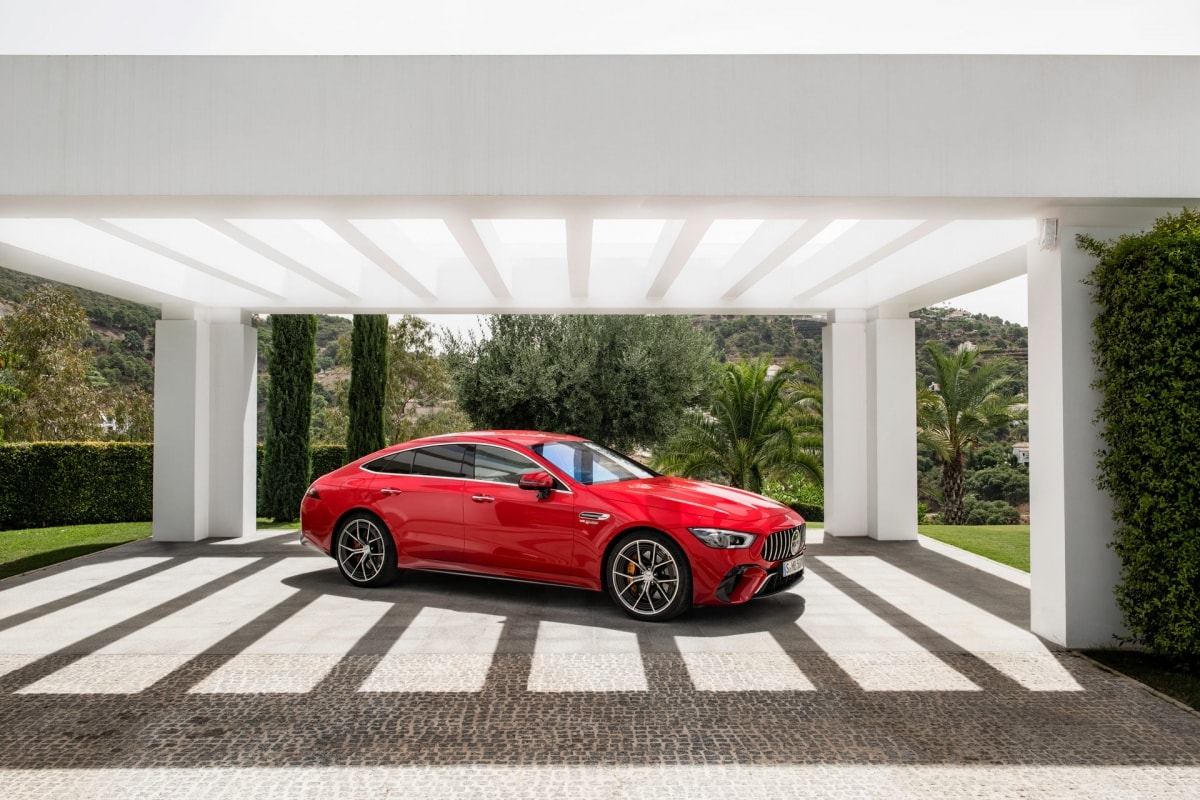 Một công nghệ khác được Mercedes-AMG sử dụng cho viên pin của xe đó là công nghệ tản nhiệt với dung dịch không dẫn điện chảy quanh 560 cell pin để làm mát chúng độc lập.