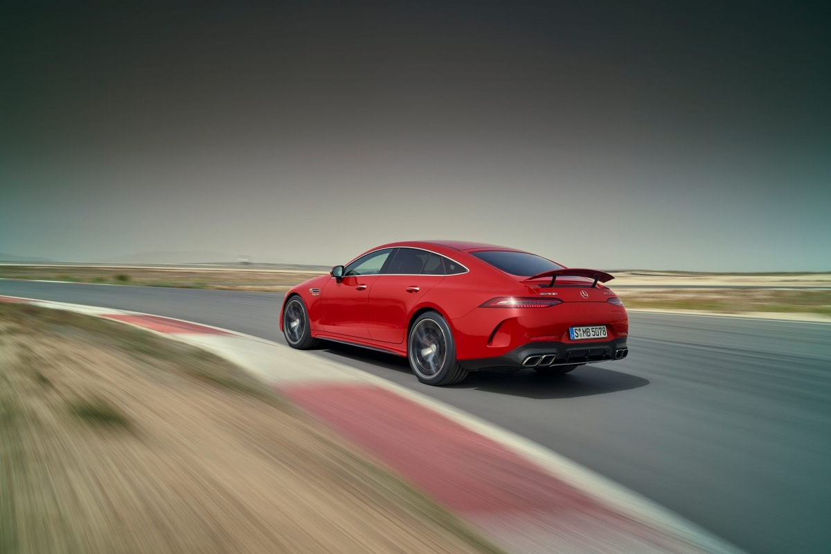 Nhờ sức mạnh nói trên, phiên bản điện hóa của AMG GT 4-Door có được khả năng tăng tốc lên 100 km/h từ vị trí đứng yên trong chỉ 2,9 giây và đạt tốc độ tối đa ở mức 316 km/h.