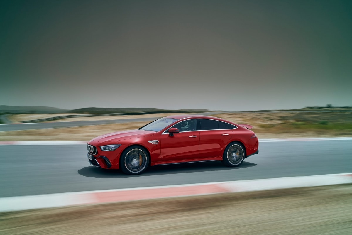 Với hệ dẫn động lai điện này, chiếc Mercedes-AMG GT 63 S E Performance có được công suất cực đại 831 mã lực và mô-men xoắn tối đa 1.400 Nm.
