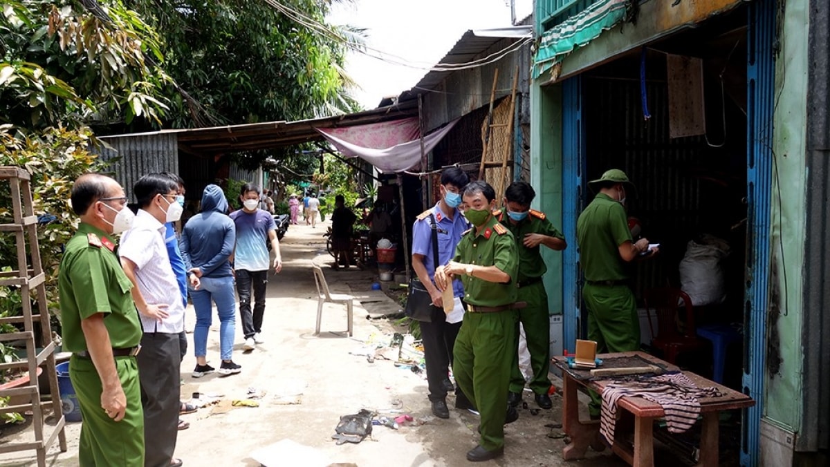 Lực lượng chức năng tổ chức khám nghiệm hiện trường.