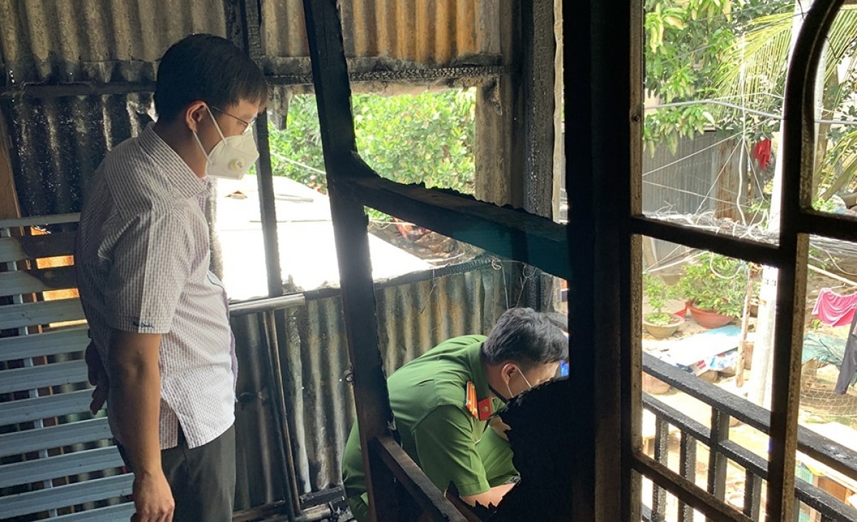Đại tá Lê Phú Thạnh, Phó Giám đốc Công an tỉnh (người đứng) trực tiếp có mặt tại hiện trường chỉ đạo lực lượng tổ chức khám nghiệm, điều tra xác minh, truy tìm đối tượng.
