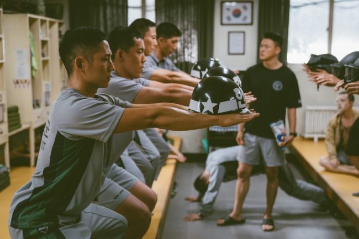 Cũng như nhiều đồng đội khác, Ahn Jung Ho cũng bị bắt nạt trước khi trở thành người lính