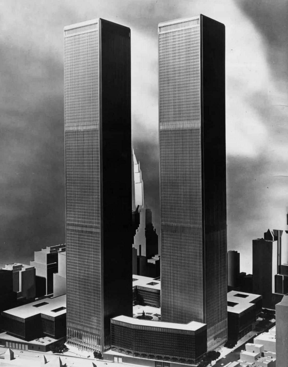 Hầu hết các tòa nhà cao tầng ở New York được xây dựng bằng cách xếp chồng kính và thép, nhưng ông Yamasaki đã đề xuất một thiết kế gồm 2 ống rỗng được bao quanh các cột thép. Các giàn trên mỗi tầng kết nối các cột này với lõi trung tâm của tòa nhà. 