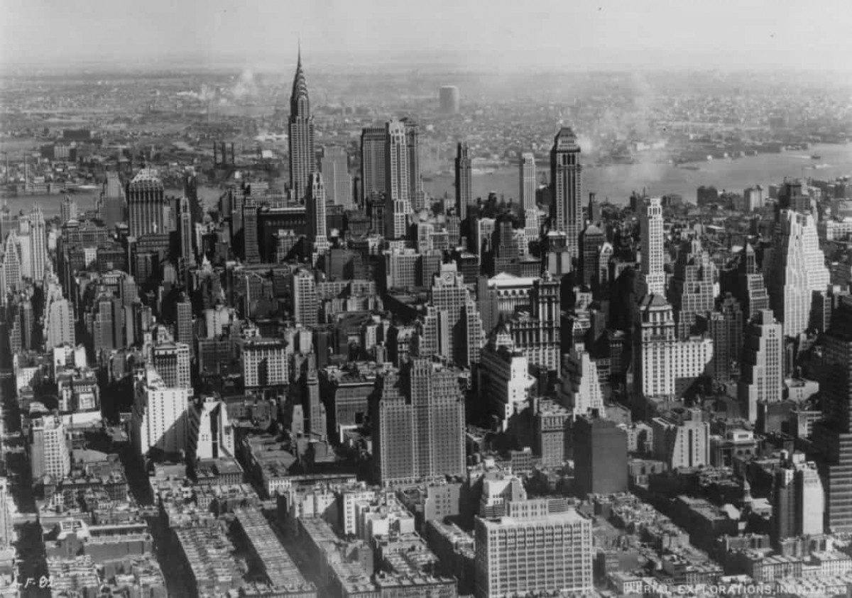 Năm 1959, ông Rockefeller thành lập Hiệp hội Downtown-Lower Manhattan và đưa ra kế hoạch xây dựng trị giá 250 triệu USD. Hiệp hội đặt niềm tin rằng Trung tâm Thương mại Thế giới sẽ vượt qua Tòa nhà Empire State để trở thành tòa nhà cao nhất thế giới. Kiến trúc sư người Mỹ Minoru Yamasaki được thuê để thiết kế hai tòa nhà, mỗi tòa nhà 110 tầng.