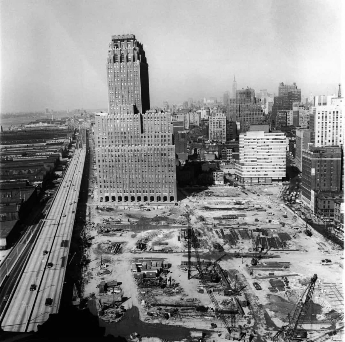 Để xây dựng trên địa điểm đã chọn ở Manhattan, các kỹ sư phải đào móng sâu 21m. Sau đó, họ thả một lồng thép cao 7 tầng nặng khoảng 22 tấn vào lỗ và đổ bê tông để tạo móng cho tòa nhà. Vật liệu được sử dụng để xây dựng tòa nhà bao gồm 200.000 miếng thép, 4.828 km dây điện, 324.936 m3 bê tông, 40.000 cửa ra vào, 43.600 cửa sổ và 6 mẫu đá cẩm thạch.