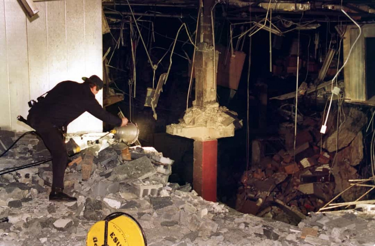 Thảm kịch lớn đầu tiên xảy ra tại Trung tâm Thương mại Thế giới là vào năm 1993. Ngày 26/2/1993, một xe tải chở bom đỗ dưới bãi đậu xe của tòa nhà đã nổ tung. Vụ tấn công khiến 6 người thiệt mạng và hơn 1.000 người bị thương. Vụ nổ gây thiệt hại 600 triệu USD, nhưng tòa nhà vẫn duy trì được tính toàn vẹn về cấu trúc. Sau vụ tấn công 20 ngày, Trung tâm Thương mại Thế giới đã được mở lại với các biện pháp an ninh mới.