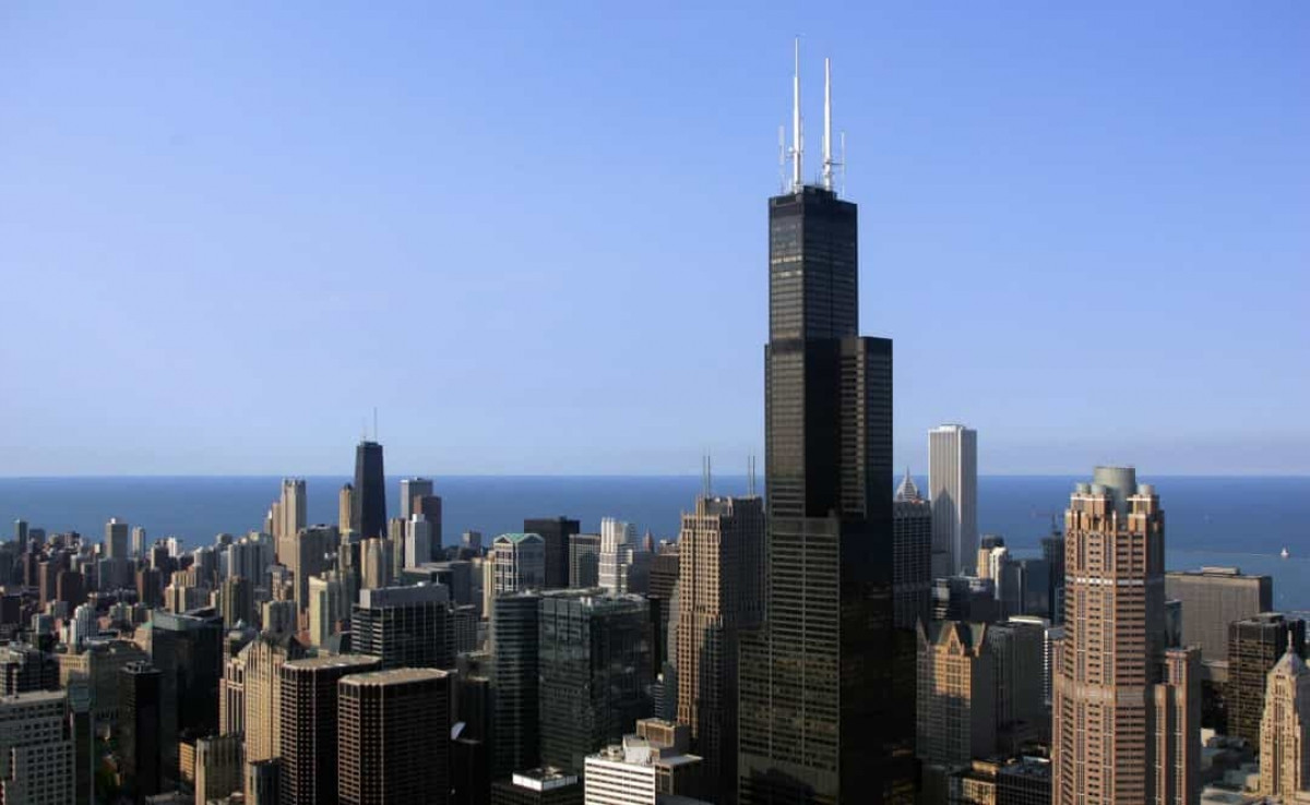 Hai tòa tháp của Trung tâm Thương mại Thế giới cao 415m. Trong vòng chưa đầy 1 năm sau khi khánh thành, đây là tòa nhà cao nhất thế giới. Sau đó, tòa tháp Sears ở Chicago được hoàn thành cùng năm 1973, đánh bại kỷ lục của Trung tâm Thương mại Thế giới với độ cao 442m. Dù không phải là tòa nhà cao nhất thế giới trong thời gian dài, Trung tâm Thương mại Thế giới vẫn là một kỳ tích đáng kinh ngạc của con người. Quy mô đáng ngưỡng mộ của tòa nhà đã truyền cảm hứng cho các vận động viên nhào lộn và leo núi thực hiện các pha trình diễn mạo hiểm.