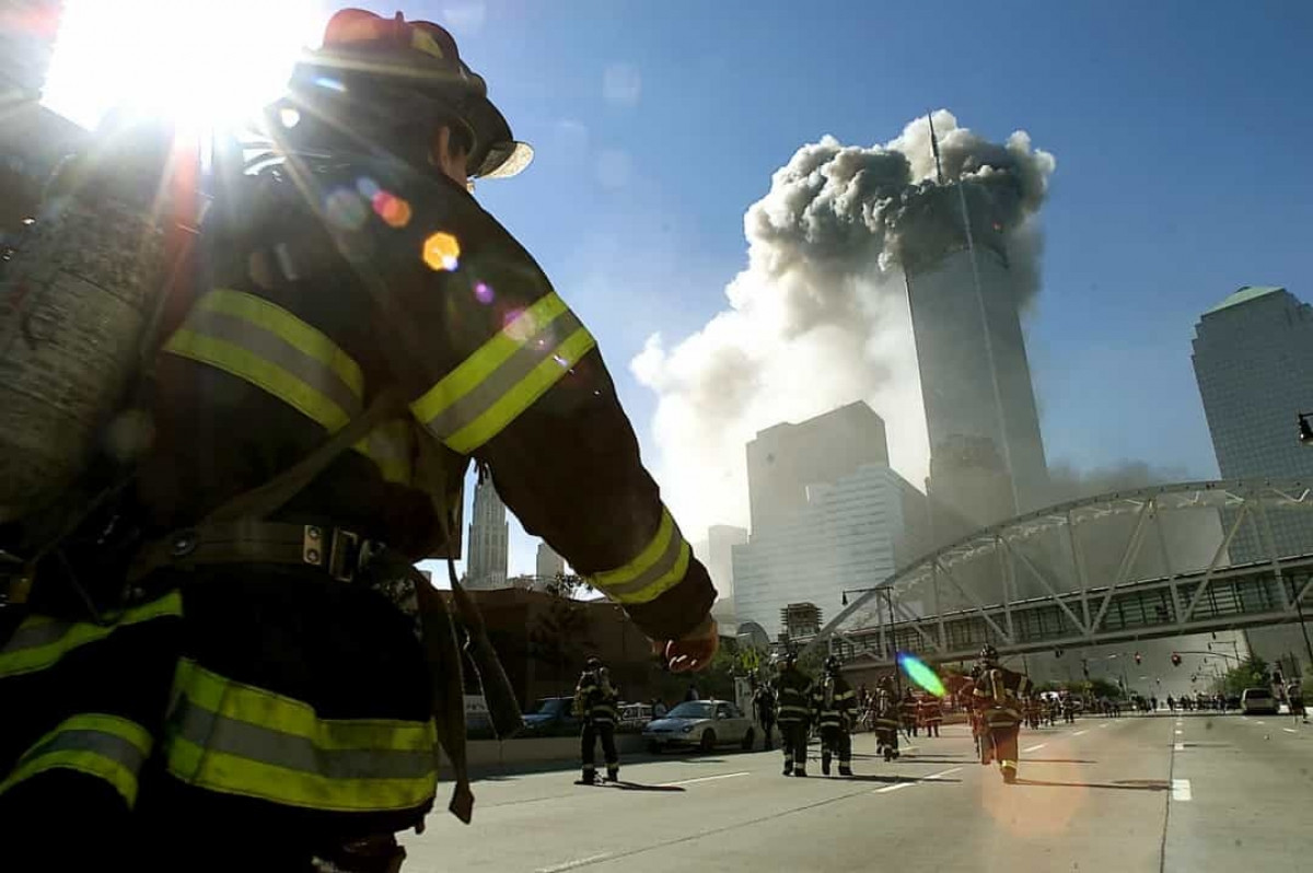 Vào ngày 11/9/2001, một thảm kịch nữa lại xảy ra tại Trung tâm Thương mại Thế giới. Bốn máy bay thương mại bị những kẻ khủng bố khống chế đã đâm vào các mục tiêu, trong đó có tòa tháp đôi của Trung tâm Thương mại thế giới ở thành phố New York. Gần 3.000 người đã thiệt mạng sau vụ tấn công, 400 người trong số đó là cảnh sát và lính cứu hỏa.