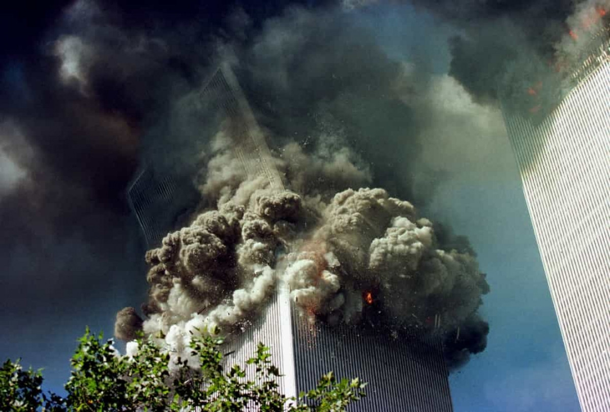 Ngọn lửa bùng phát qua các tòa tháp đã làm hỏng cấu trúc lõi đến mức cả 2 tòa tháp đều sụp đổ khoảng một giờ sau khi bị máy bay đâm vào. Vụ tấn công đã phá hủy và đốt cháy hầu hết phần còn lại của khu phức hợp bên dưới của Trung tâm Thương mại Thế giới.