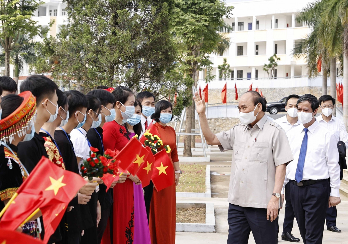 Thủ tướng đến thăm Trường Phổ thông Dân tộc nội trú THPT tỉnh Yên Bái