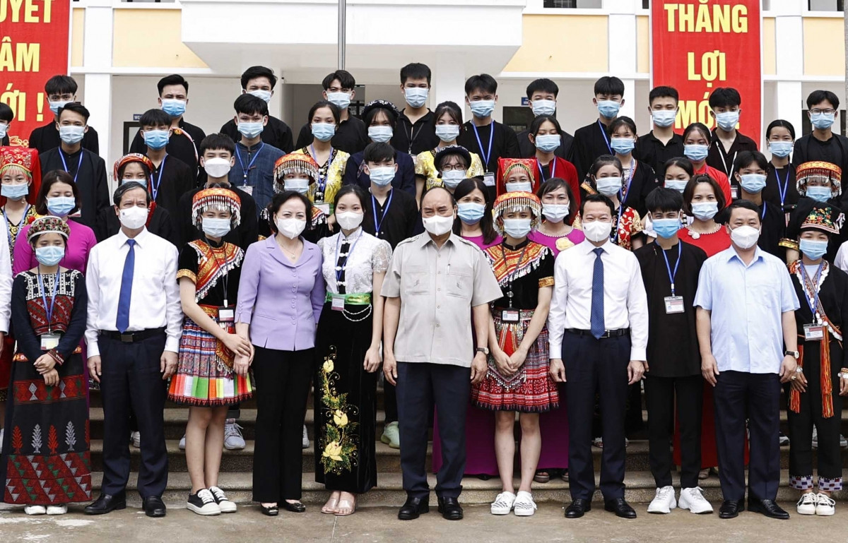 Thủ tướng chụp ảnh cùng các thầy cô, cán bộ trường Phổ thông Dân tộc nội trú THPT tỉnh Yên Bái 