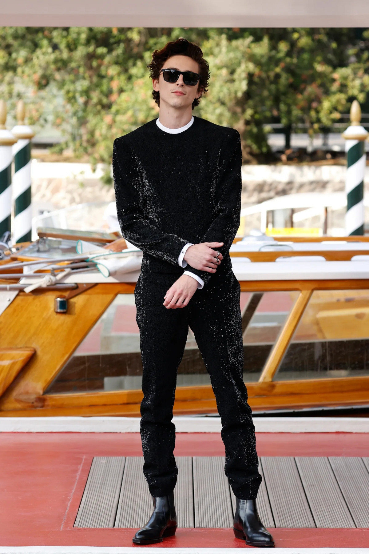  Tạp chí Vogue bình chọn Timothée Chalamet là sao nam mặc đẹp nhất liên hoan phim Venice 2021. Nam tài tử thu hút mọi ánh với thiết kế đến từ Haider Ackermann trong buổi ra mắt bom tấn sử thi 