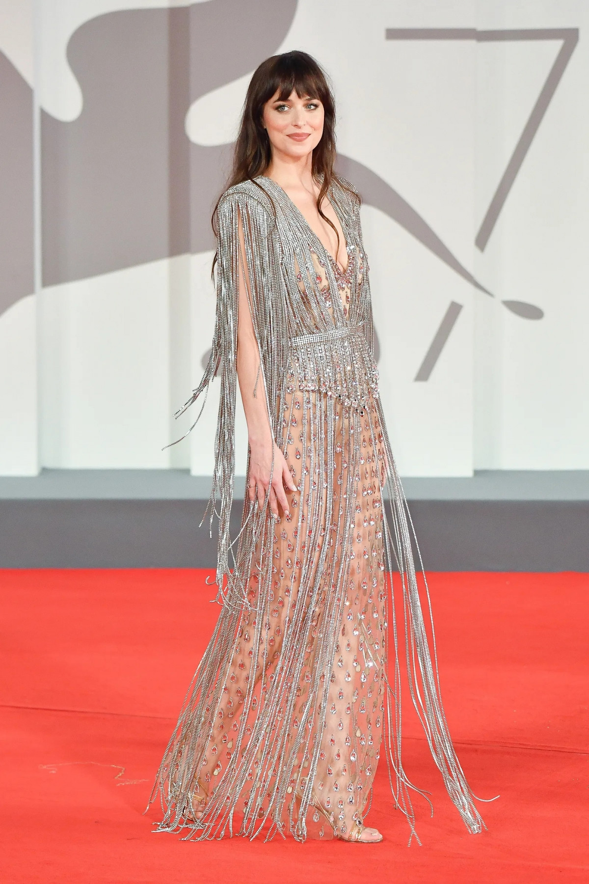 Dakota Johnson diện thiết kế đầm tua rua đính pha lê của Gucci trong buổi ra mắt bộ phim đầu tay của đạo diễn Maggie Gyllenhaal 