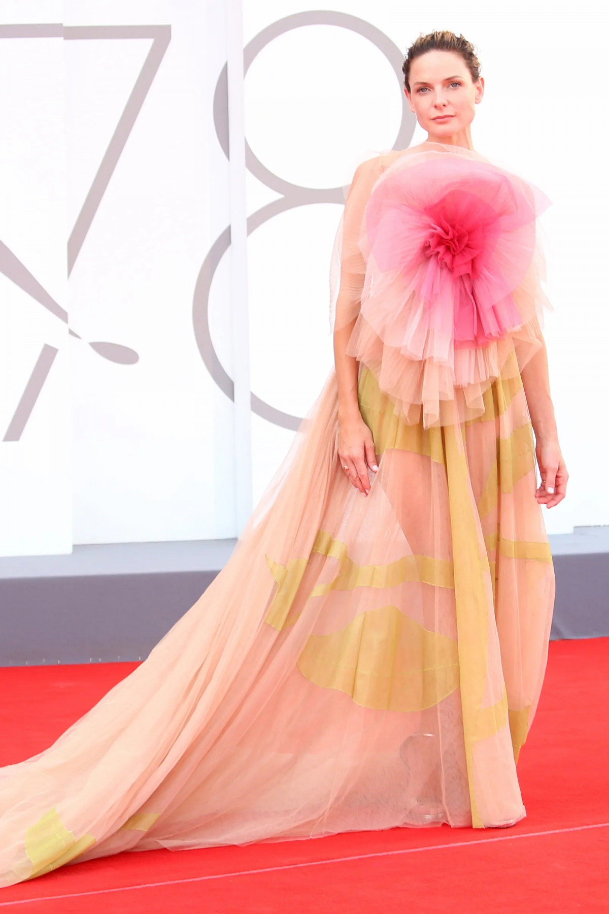 Rebecca Ferguson nổi bật với thiết kế đầm hoa đến từ nhà mốt Christian Dior.