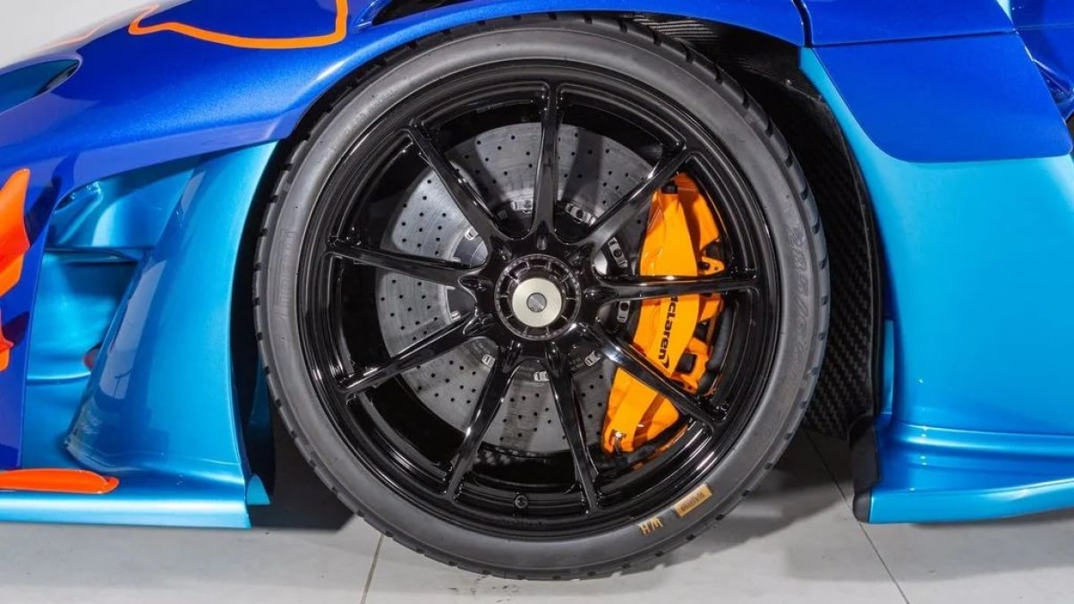 Senna GTR sở hữu trọng lượng khô 1.188 kg, nhẹ hơn Senna tiêu chuẩn 20 kg. Với trọng lượng này xe sẽ có tỉ số trọng lượng/công suất ở mức 1,45 kg cho một mã lực và 685 mã lực/tấn.