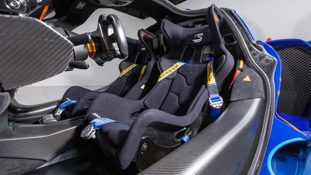 Đối lập với vẻ ngoài sặc sỡ, bên trong, khoang lái của chiếc Senna GTR này lại mang tông màu tối khi được bọc hoàn toàn bằng da lộn màu đen. Phần còn lại đều được làm bằng sợi carbon đen mờ.
