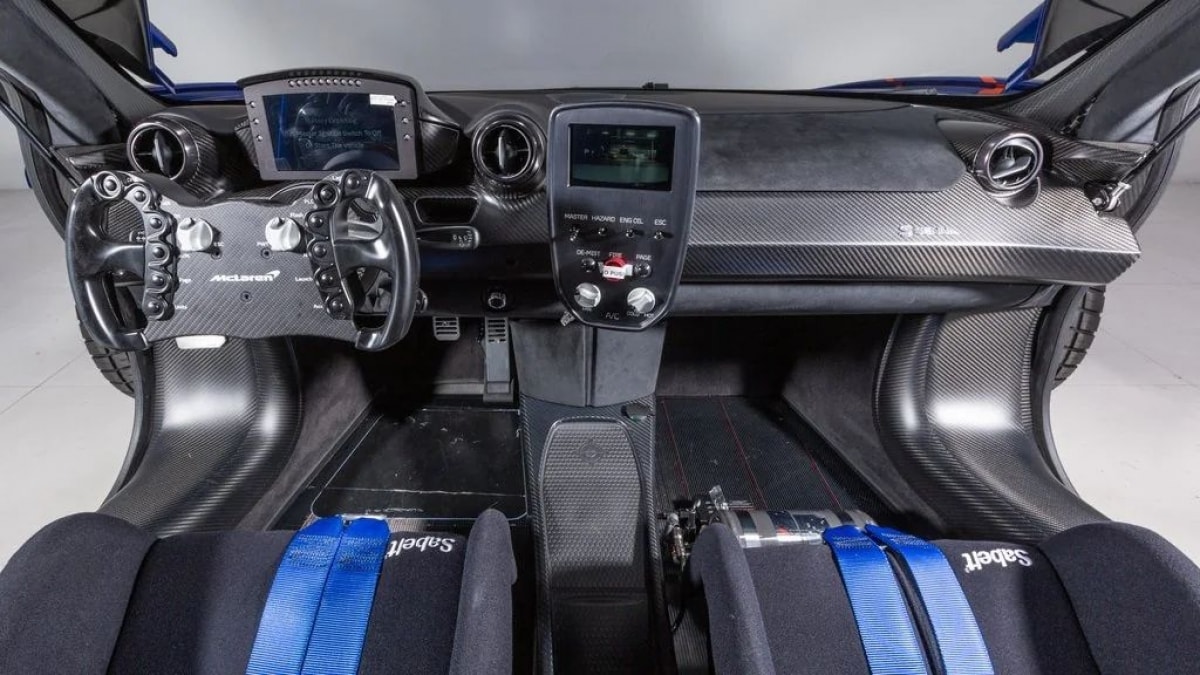 Hiện tại, chiếc xe đang được rao bán với đồng hồ km chỉ ở mốc 65 km.