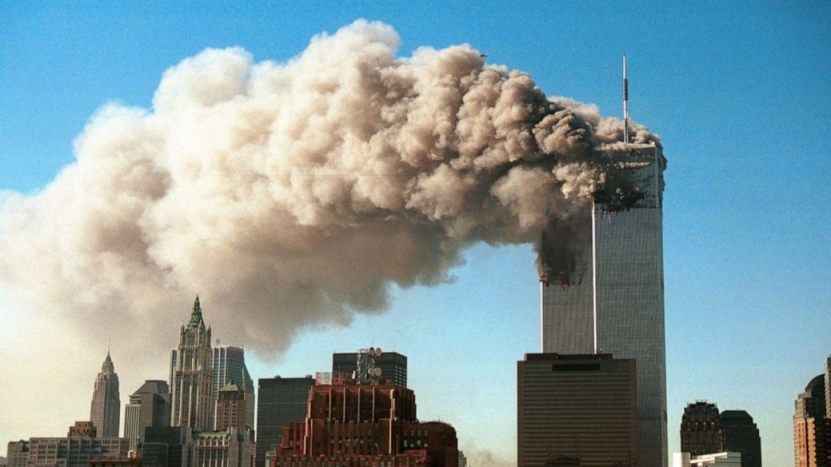 Khói bốc lên sau khi 2 máy bay chở khách lao vào tòa nhà Trung tâm Thương mại Thế giới ở New York ngày 11/9/2001. Ảnh: Getty