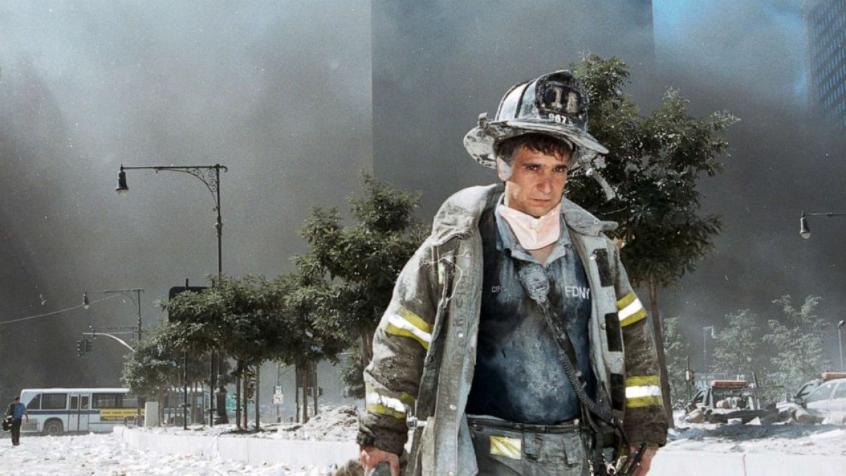 Một lính cứu hỏa thành phố New York bước ra khỏi Ground Zero sau khi tòa tháp đôi Trung tâm Thương mại Thế giới bị sập ngày 11/9/2001. Ảnh: Getty