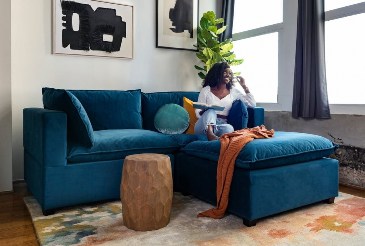 Với những loại sofa góc, bạn có thể chọn sofa 2-3 khoang. Ngoài ra, chọn sofa thiết kế như hình tam giác sẽ giúp bạn có thể thoải mái duỗi chân và thư giãn hơn.