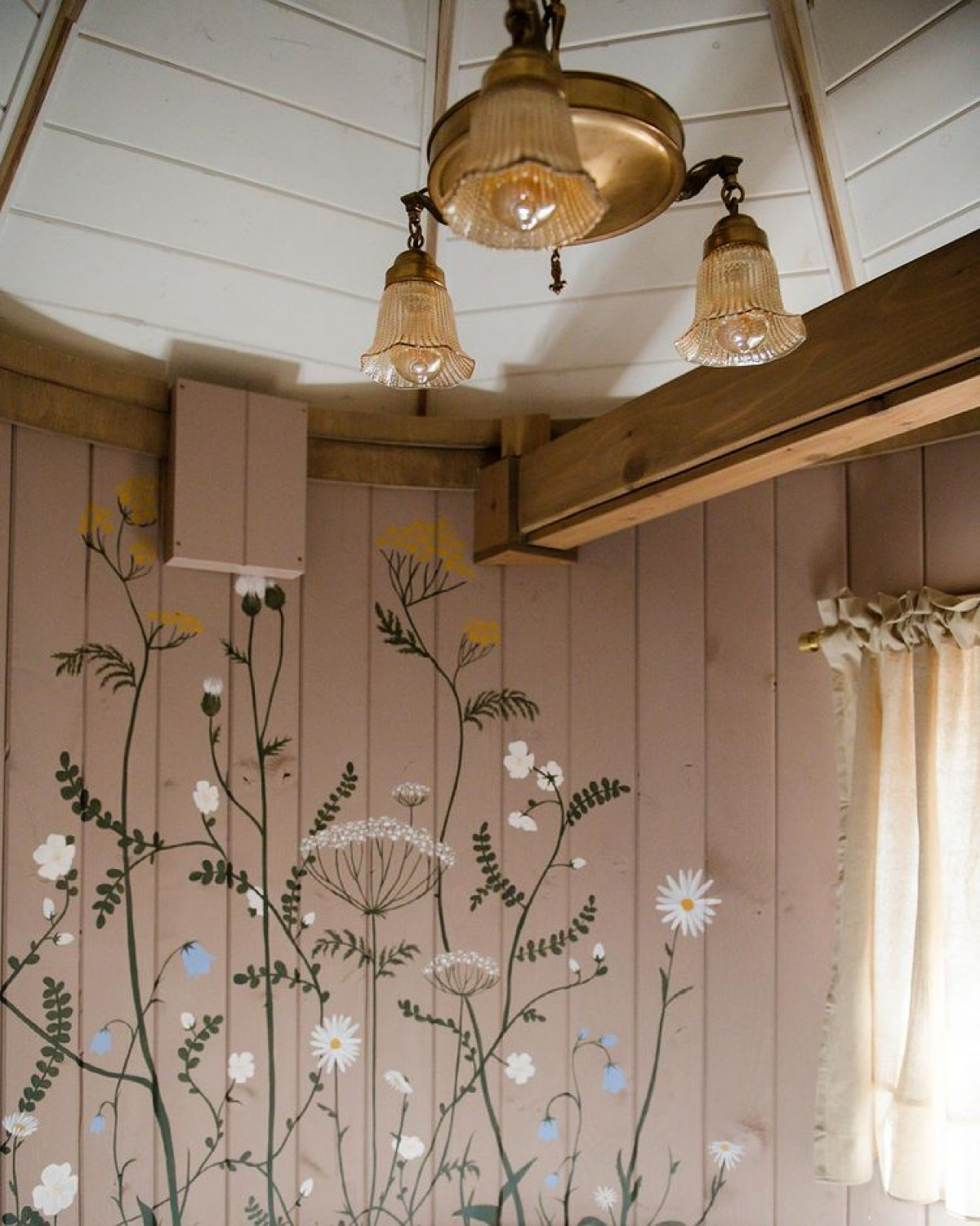 Cách trang trí rất tinh tế, đưa không gian rừng cây, hoa lá vào trong ngôi nhà.