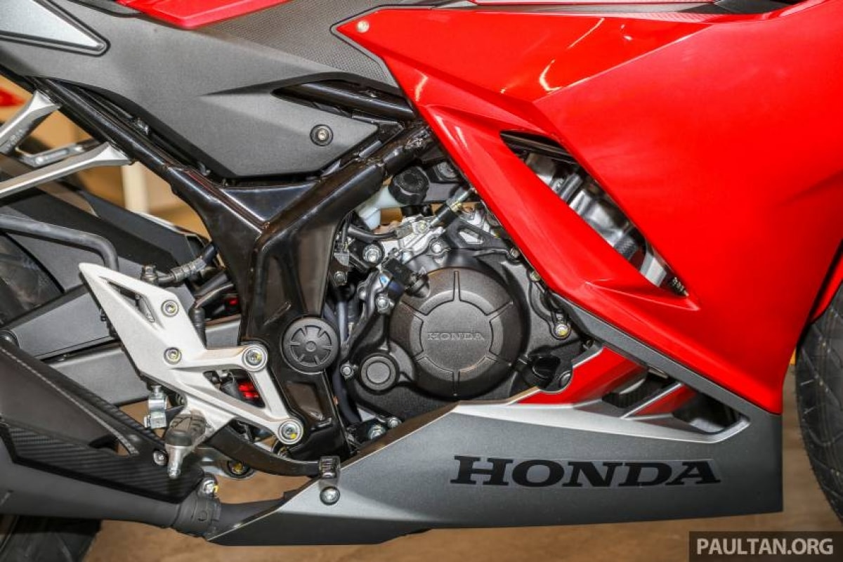 Chiếc CBR150R được trưng bày tại showroom Ee Tiong Motorsports có màu sơn Candy Scintillate trông khá hấp dẫn.