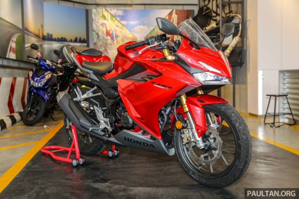 Mẫu Honda CBR150R 2021 có mức giá 12.499 RM (tương đương khoảng 68 triệu đồng) tại thị trường Malaysia chưa tính thuế, bảo hiểm và đăng ký.