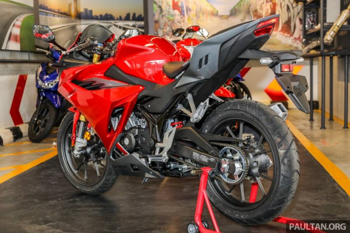 Có thể thấy, chiếc CBR150R là một chiếc xe nổi bật, giống như một phiên bản thu nhỏ của chiếc CBR1000RR.