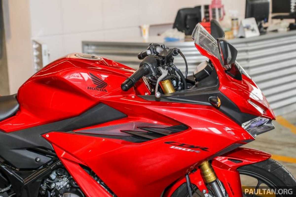 CBR150R có trọng lượng 139 kg.