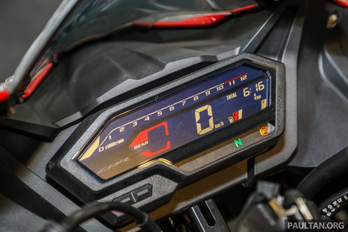 Ngoài ra, Honda CBR150R 2021 còn được trang bị màn hình LCD hiển thị rõ ràng những thông tin như tốc độ, vòng tua, nhiên liệu, đồng hồ đo hành trình, đồng hồ đo quãng đường, mức tiêu thụ nhiên liệu trung bình cũng như thời gian thực.