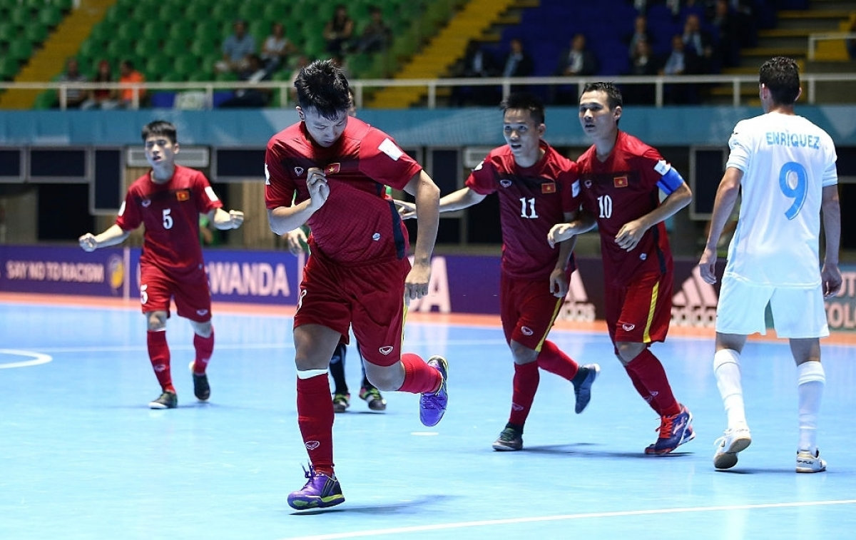 Ngày này 5 năm trước, ĐT Futsal Việt Nam có chiến thắng lịch sử 4-2 trước Guatemala ngay trong lần đầu tiên dự Futsal World Cup. (Ảnh: Getty). 
