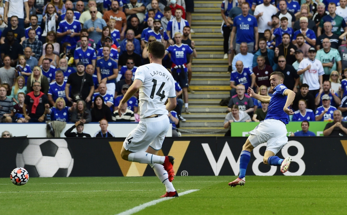 Man City phải thót tim ở đầu hiệp 2, Jamie Vardy vượt qua cả hậu vệ lẫn thủ môn rồi đưa bóng vào lưới trống.