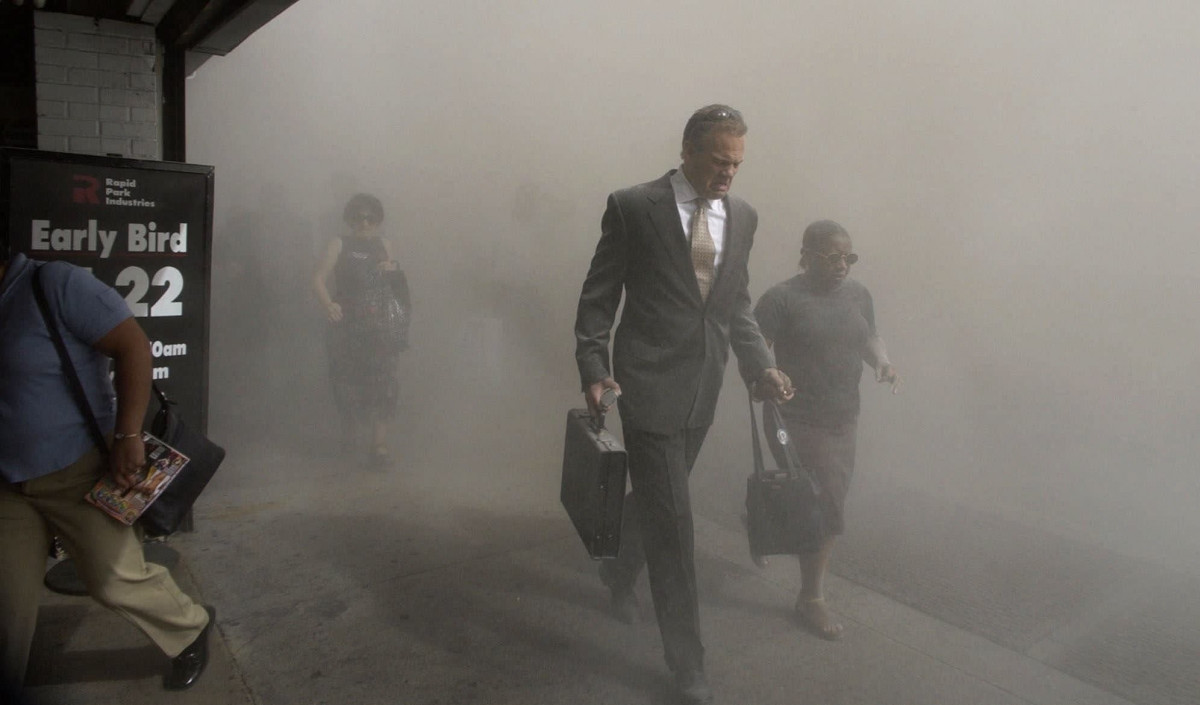 Những đám mây bụi mù mịt trên phố Beekman ở New York sau khi WTC bị sập ngày 11/9/2001. Ảnh: AP