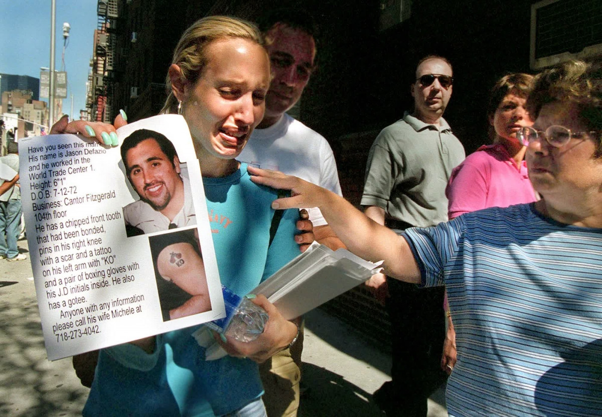 Vài ngày sau vụ tấn công, Michele DeFazio phát tấm tờ rơi ở Park Avenue, tìm người chồng mất, Jason, từng làm việc ở WTC. Ảnh: New York Times