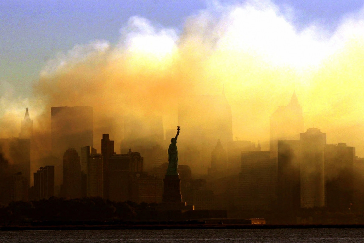 Tượng Nữ thần Tự do trong đám khói vàng, nhìn từ thành phố Jersey, New Jersey, ngày 15/9/2001. Ảnh: AP