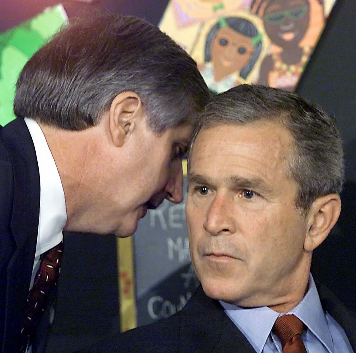 Chánh văn phòng Nhà Trắng Andrew Card trao đổi với Tổng thống George W. Bush khi ông Bush đi thăm một trường tiểu học ở Sarasota, Florida sáng 11/9/2001. Ảnh: Getty